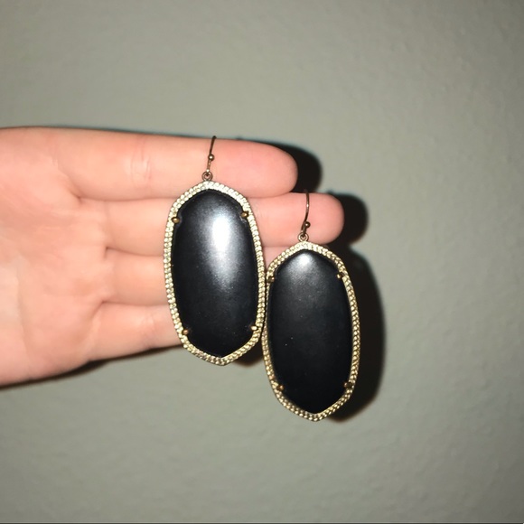 Kendra Scott Elle brass drop earrings in black - Picture 6 of 6